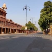 Lockdown in Jaipur - Fotografie von Lav Palival Vollkommen leere Straße in Jaipur, einer großen, sonst pulsierenden Stadt in Indien.