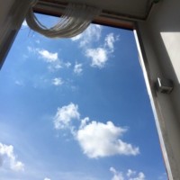 Fotografie von Tanja Stockhammer für das Kunstprojekt #kuico Das zweite #kuico-Bild zeigt den blauen Himmel, mit Wolken wie aus gepflückter Baumwolle, der Türrahmen meines Bauwagens umrandet diese harmonische Szene.